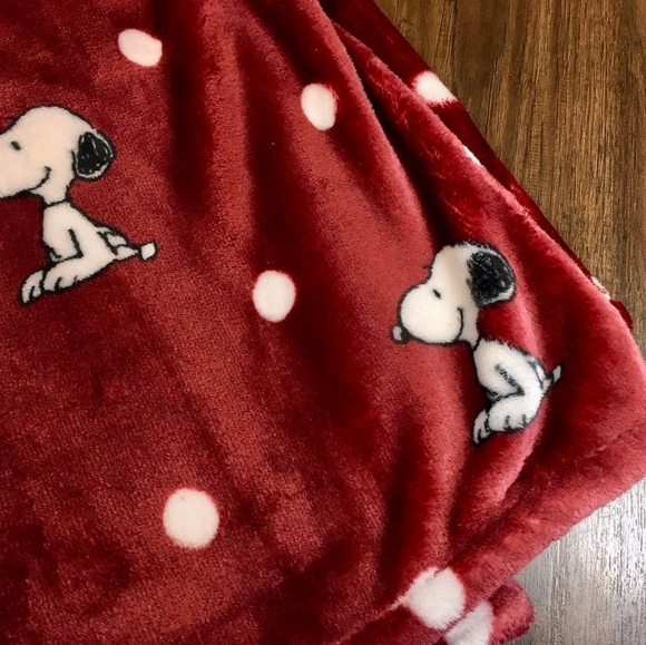 Berkshire Peanuts Snoopy Soft Polka Dot Throw Collection - Picture 2 of 3